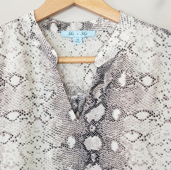 She & Sky | Snakeskin Criss Cross Hem Blouse Size Small - Picture 4 of 6